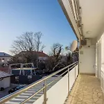 2 Bedroom Lovely In Appartement