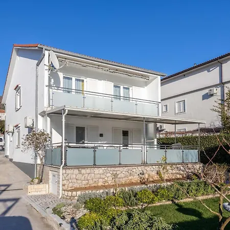 2 Bedroom Lovely In Selce