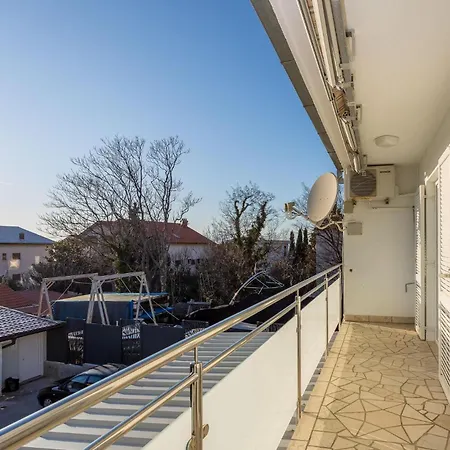2 Bedroom Lovely In アパート