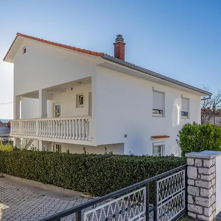 2 Bedroom Lovely In Selce