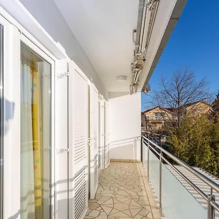アパート 2 Bedroom Lovely In